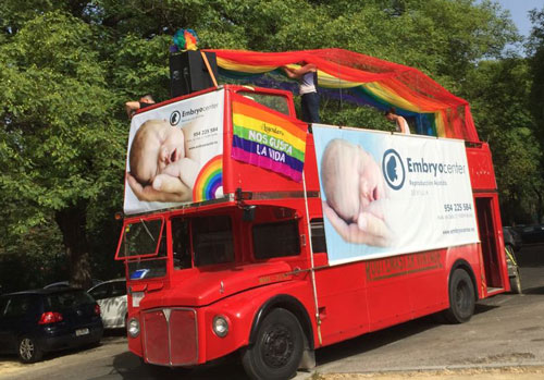 autobús inglés en el día del orgullo gay